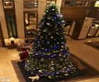 Χριστουγεννιάτικο δέντρο διακοσμημένο με λαμπερά στολίδια